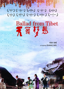 只盯着小伙子的护士